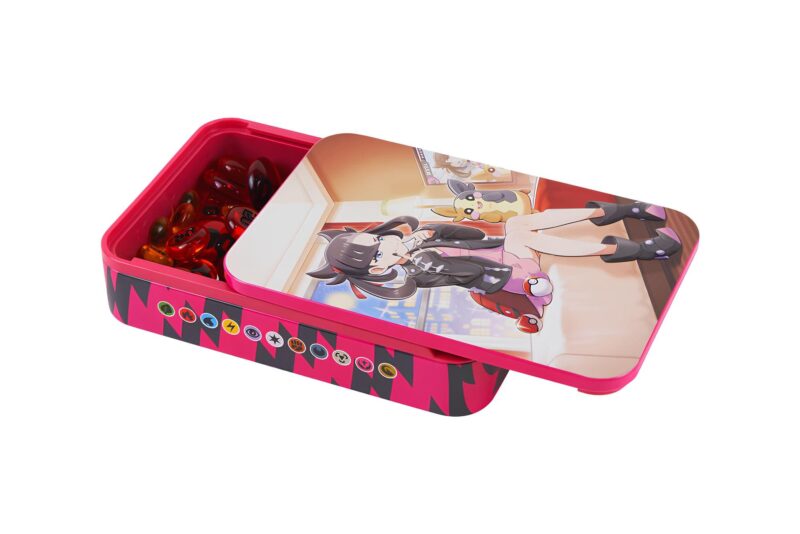 Pokémon-Trainer-Kollektion-Collection_Marnie-Mary_Tin-Box_China-1